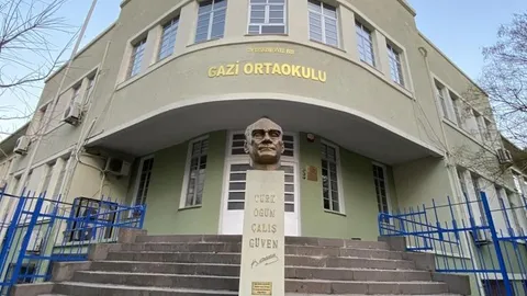 Alsancak Gazi Ortaokulu Tiyatro Salonu