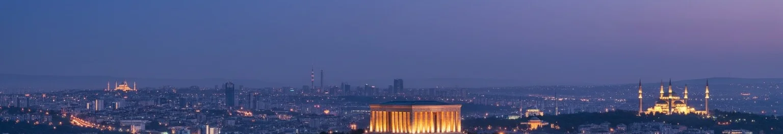 Alacakaranlıkta görkemli bir şekilde aydınlatılan Atatürk'ün anıt mezarı Anıtkabir'in çok geniş panoramik havadan görünümü, yeşil bir şehir manzarası ile çevrili, uzakta Ankara silüeti ve Kocatepe Camii, mor-mavi bir gökyüzü altında.